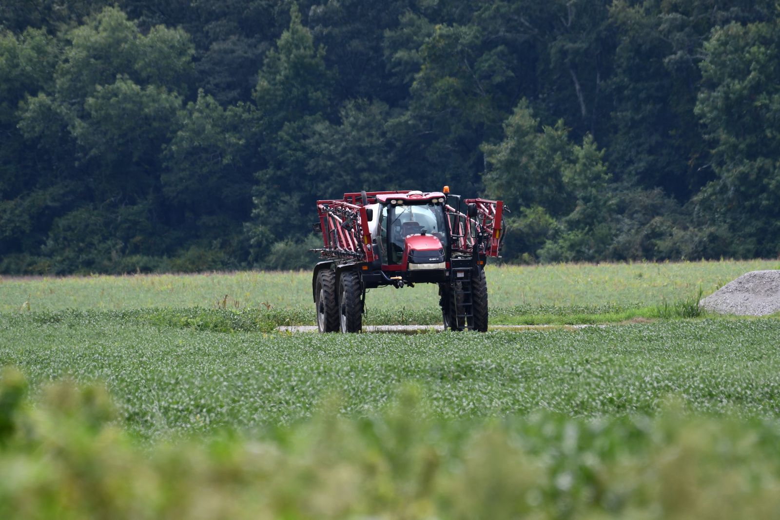 Trator trabalhando em uma área agrícola