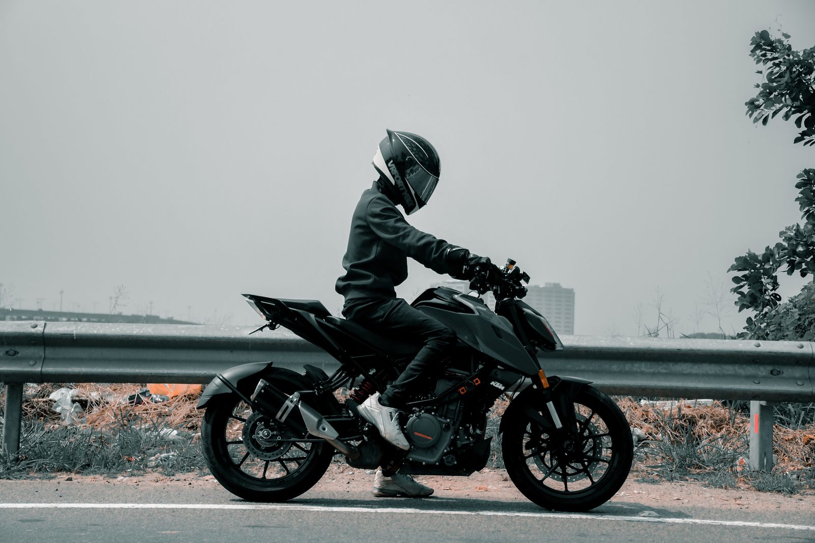 Motociclista em uma moto moderna